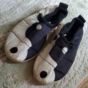 Urban Outfitters Yin Yang Slippers Size M